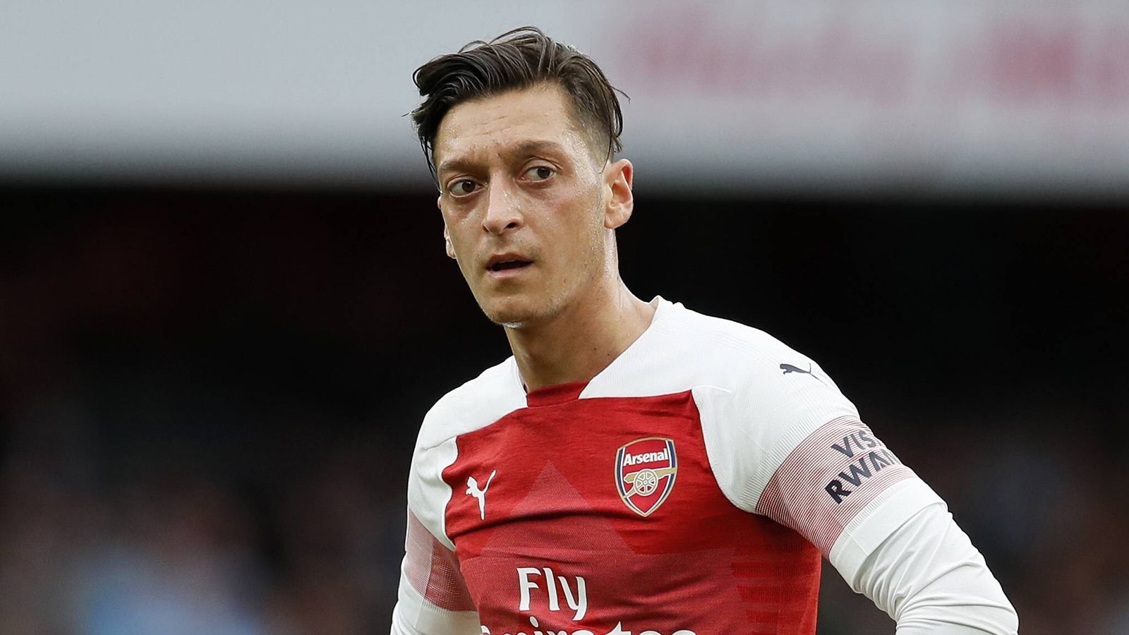 
                <strong>Mesut Özil (FC Arsenal)</strong><br>
                Der Mittelfeldmann wechselte gleich zweimal zwischen zwei Top-Ligen. Nach seinem Abgang von Werder Bremen 2010 zu Real Madrid gab es für Rot Weiss Essen 250.000 Euro, 2013 nach dem Wechsel von Real zum FC Arsenal schlappe 750.000 Euro. Özil spielte von seinem 12. bis 17. Lebensjahr bei RWE.
              