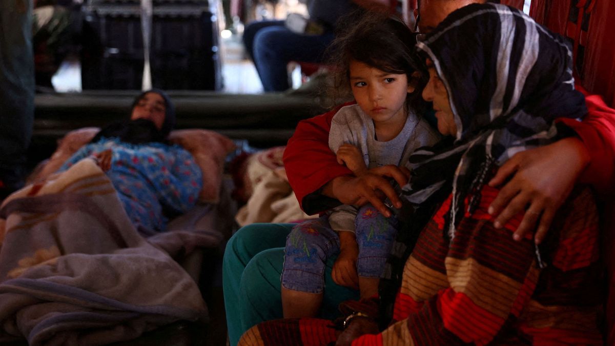 Erdbeben-Überlebende in Marokko sitzen in einem Militärhubschrauber.
