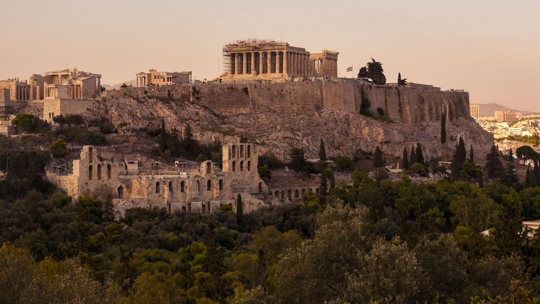 In Griechenland, der Wiege der Demokratie, soll bald die Sechs-Tage-Arbeitswoche gelten. So will man dem Fachkräftemangel begegnen.