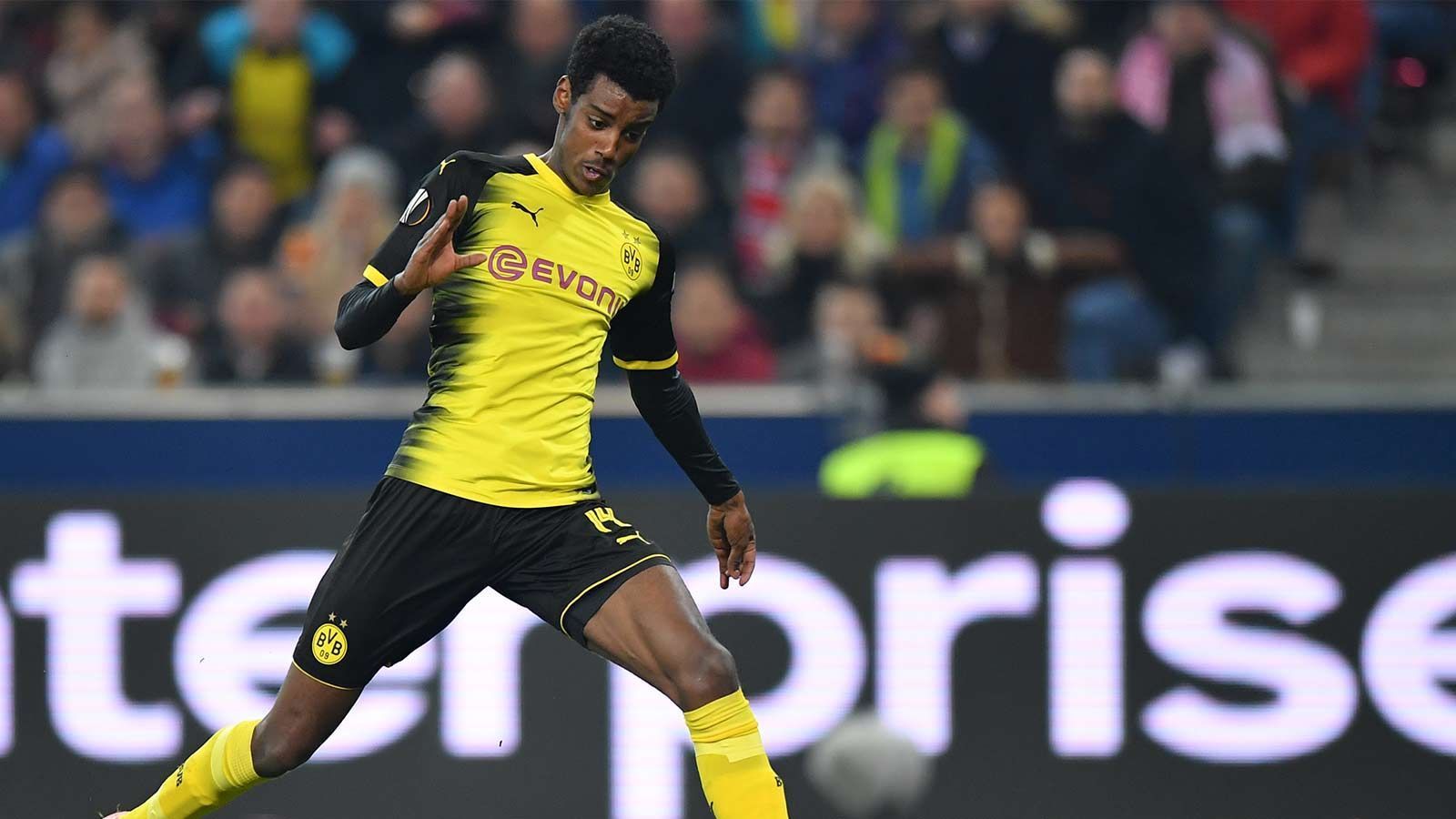 
                <strong>Alexander Isak (Borussia Dortmund)</strong><br>
                Der Angriff von Borussia Dortmund hat so viele Spitzenspieler, dass Alexander Isak im Moment dort keinen Platz findet. Dafür zeigt der 19-jährige Schwede in der zweiten Mannschaft der Borussen gute Leistungen. In neun Spielen erzielte der Stürmer bereits fünf Tore. Sein Ziel wird aber die erste Mannschaft bleiben.
              