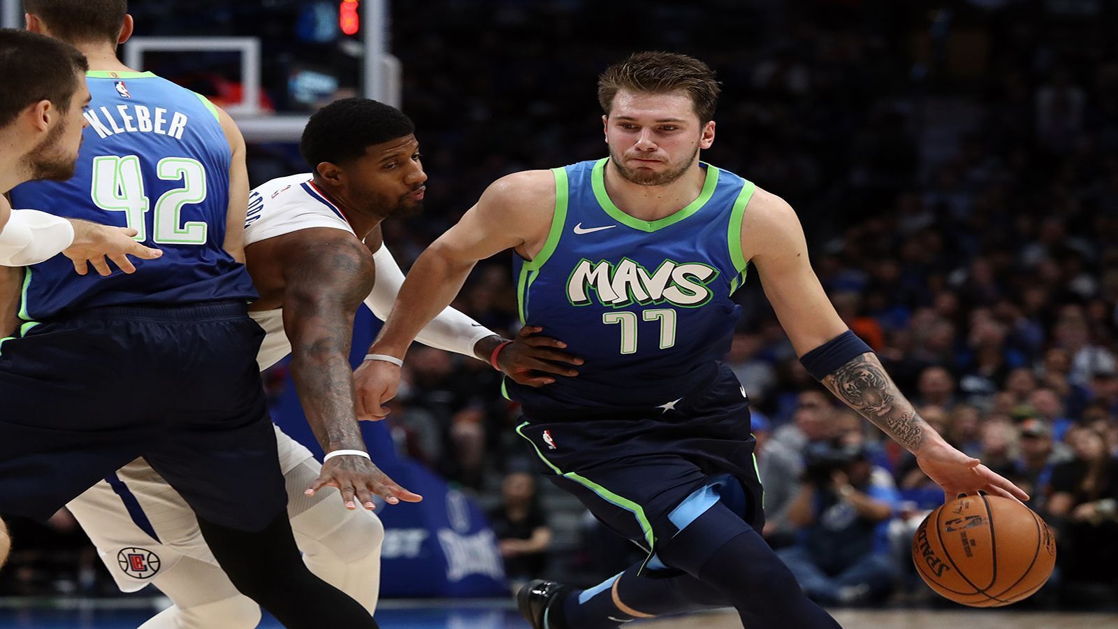 
                <strong>Los Angeles Clippers vs. Dallas Mavericks</strong><br>
                Anders sehe es für die Clippers aus, die als Zweiter des Westens auf die Mavs treffen würden. Das Ex-Team von Dirk Nowitzki ist zwar unterlegen, hat aber Chancen, wenn Shootingstar Luka Doncic und Big Men Kristaps Porzingis fit sind. Läuft Kawhi auf Seiten der Clippers heiß und auch Paul George, bleibt den Mavs wohl wirklich keine Chance. Mal ehrlich: Wie geil wäre denn ein L.A.-Duell in den Conference Finals?
              