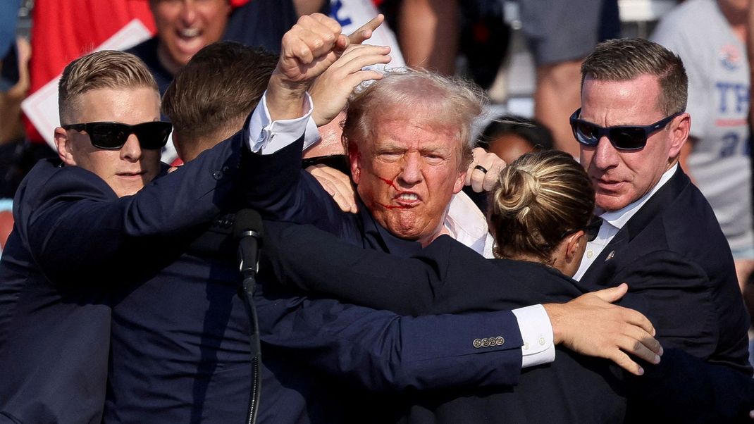 Der republikanische US-Präsident Donald Trump (Mitte) hat Sean Curran (rechts) zum neuen Chef des Secret Service ernannt.