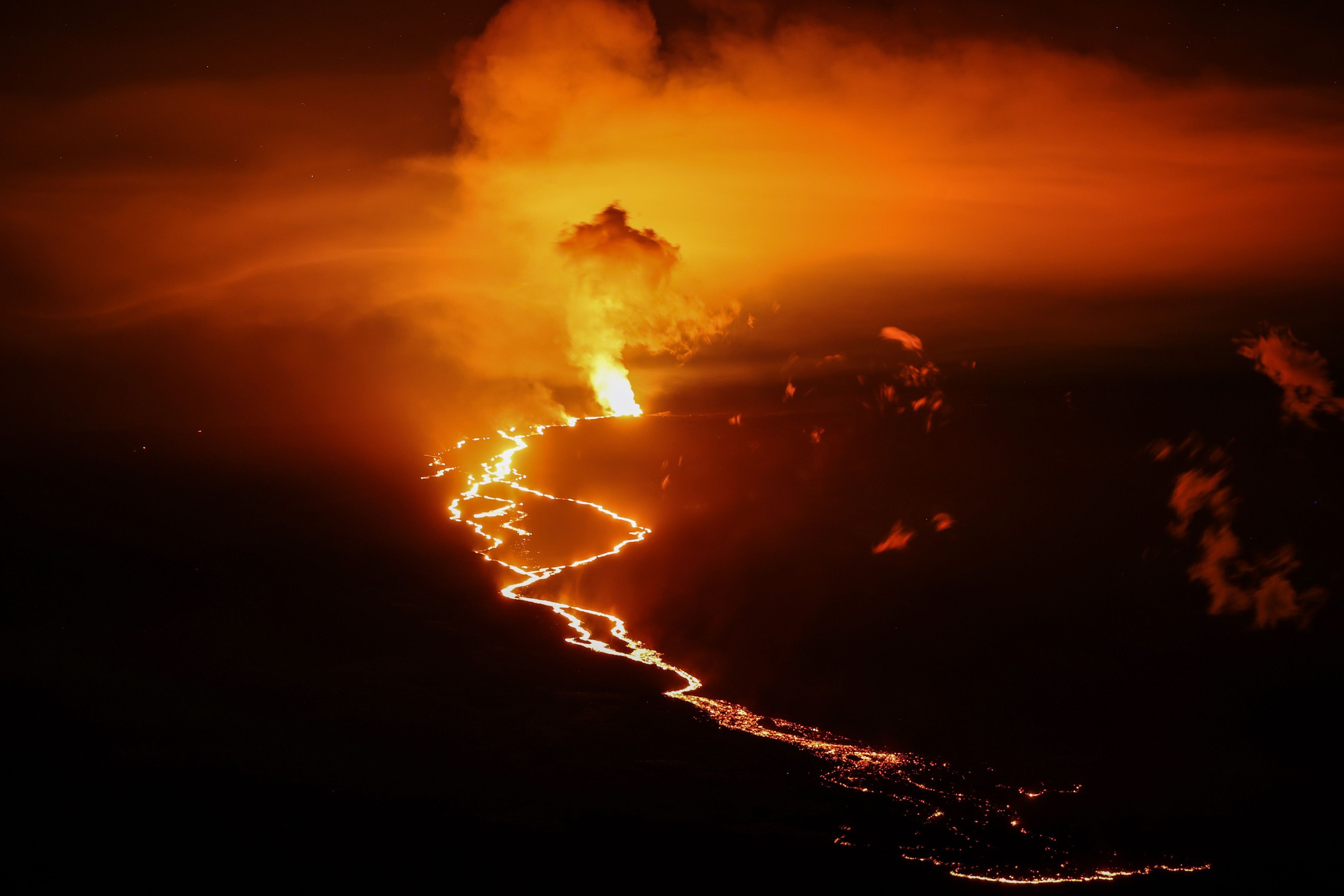 Hawaiische Eruption: Typisch für Hawaiischen Eruptionen ist dünnflüssige Lava, die aus Schildvulkan wie dem Mauna Loa austritt und wie hier im Dezember 2022 lange Strömen bildet.