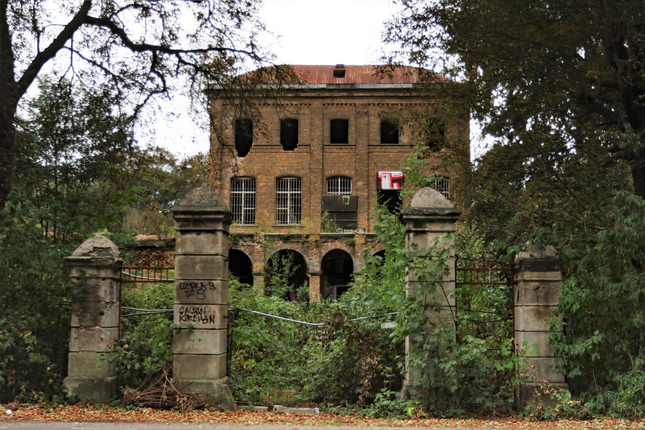 Auf der Fühlinger Heide (in der Gegend des heutigen Kölner Stadtteils Worringen) fand 1288 eine blutrünstige Ritterschlacht statt. 1884 erbaute Eduard Freiherr von Oppenheim dort ein Gutshaus samt Gestüt und Pferderennbahn. In der Zeit des Nationalsozialismus wurde in der "Villa Oppenheim" ein Schlaflager für Zwangsarbeiter eingerichtet.
