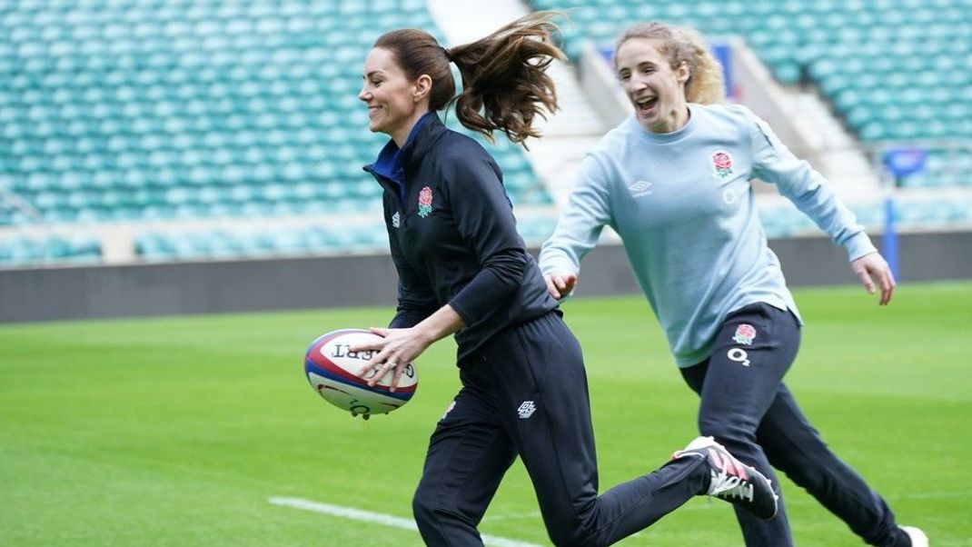 Bei ihren öffentlichen Auftritten muss sich Kate auch ab und an sportlich betätigen. Beim Rugby hatte die Herzogin sichtlich viel Spaß.