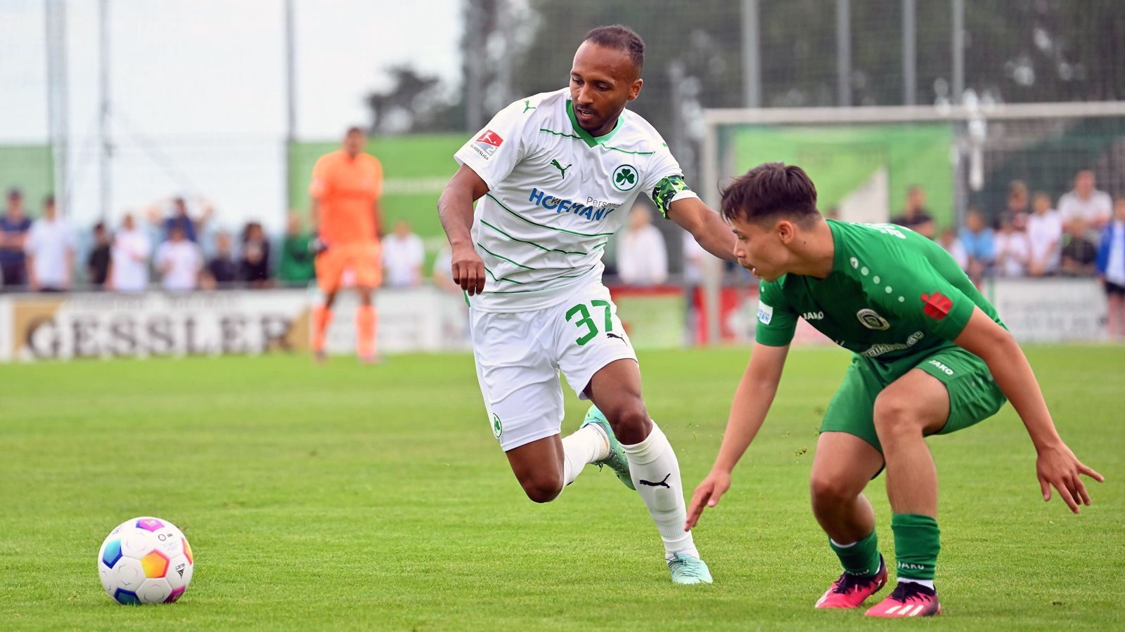 <strong>Julian Green (SpVgg Greuther Fürth)</strong><br>
                Als Jungspund träumte Julian Green vom Durchbruch bei den Bayern, wo der Deutsch-Amerikaner einst ausgebildet wurde. Anfang 2017 gab er die Hoffnung darauf auf und wechselte zum VfB Stuttgart. Nur sechs Monate später ging es für ihn dann weiter nach Fürth, wo der mittlerweile 28-Jährige immer noch unter Vertrag steht. Am Ronhof brachte es Green in dieser Zeit auf&nbsp;165&nbsp;Pflichtspiele für das Kleeblatt, schaffte mit den Franken 2021 den Aufstieg in die Bundesliga.&nbsp;
