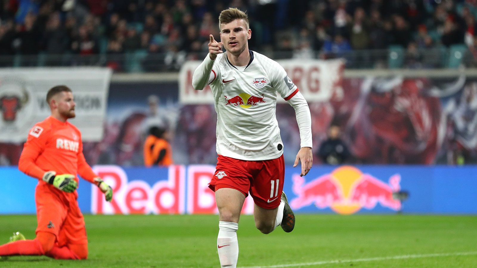 
                <strong>Timo Werner (RB Leipzig)</strong><br>
                Salihamidzic soll einen Transfer des künftigen Chelsea-Stars zugunsten von Leroy Sane abgelehnt haben. Um eine Verpflichtung Sanes gibt es seit dem vergangenen Jahr zahlreiche Gerüchte, ein Wechsel nach München ist noch nicht offiziell. Timo Werner wäre sicherlich eine günstigere Alternative gewesen und schon zur aktuellen Saison zu haben gewesen. Für 53 Millionen Euro holt der FC Chelsea den Nationalspieler für die kommende Spielzeit nach London.
              