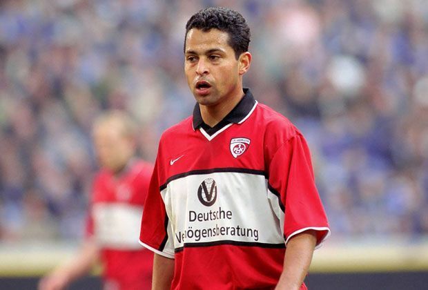 
                <strong>Verkannte Nationalitäten</strong><br>
                Mit der Einwechslung Pascal Ojigwes standen 1998 zu viele Ausländer auf dem Platz für das Lauterer Team von Otto Rehagel. Ratinho hatte eine Erklärung parat: "Ich habe auch gedacht, dass Pascal Deutscher ist. Er hätte sich nur die Haare färben müssen."
              