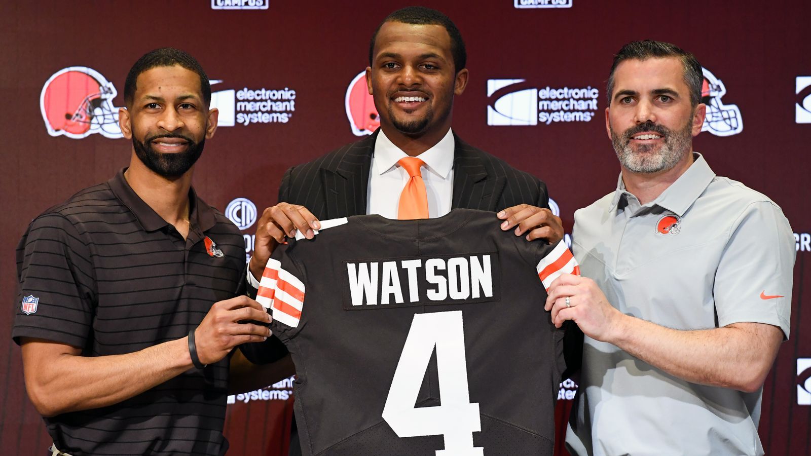 <strong>Deshaun Watson und Kevin Stefanski (Cleveland Browns)</strong><br>Obwohl die Saison 2024 für die Browns mit einer 3:10-Bilanz nicht gut verlief, dürfte an den Schlüsselfiguren festgehalten werden. Laut "CBS Sports" sollen sowohl Head Coach Kevin Stefanski als auch QB Deshaun Watson auch 2025 weiterhin in Cleveland unter Vertrag stehe. Allerdings sei dem Bericht nach noch unklar, welche Rolle der an der Achillessehne verletzte Watson in der Saison 2025 einnehmen könne.