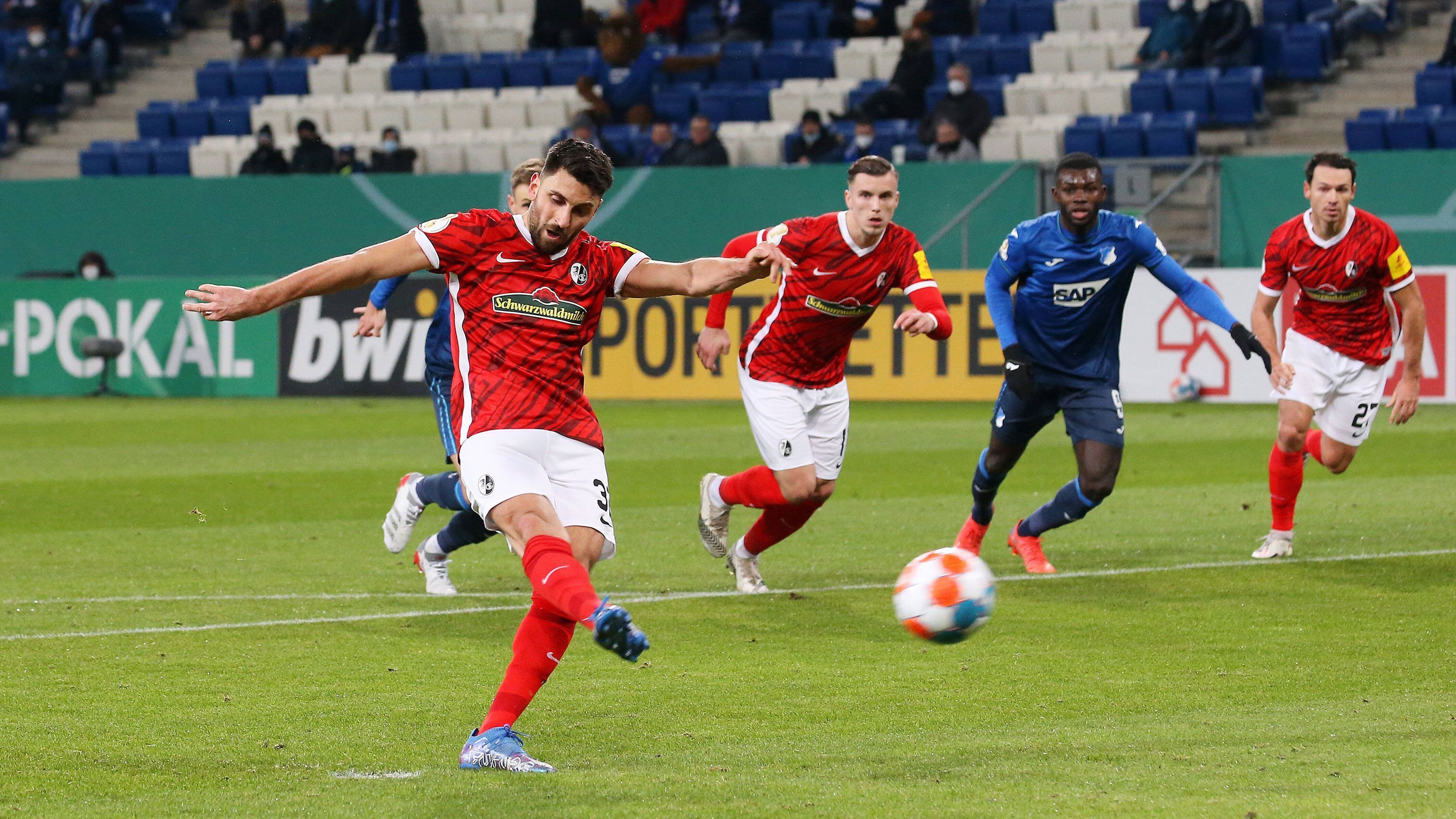 
                <strong>SC Freiburg: Pokal-Experte Vincenzo Grifo</strong><br>
                Von allen Akteuren beider Teams erzielte SCF-Mittelfeldspieler Vincenzo Grifo mit vier Treffern in der laufenden DFB-Pokal-Saison die meisten Tore. Zwei Mal vollstreckte der sechsfache italienische Nationalspieler zum wichtigen 1:0, zudem verwandelte er bereits zwei Strafstöße - nicht unerheblich in einem K.o.-Duell. Auch in puncto Verlängerung (2:1 gegen Bochum) sowie Elfmeterschießen (6:5 gegen Osnabrück) sammelten die Freiburger bereits Erfahrung und bewiesen Nervenstärke.
              