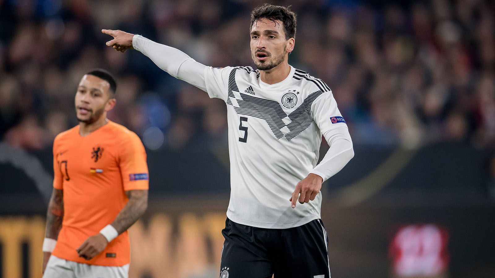 
                <strong>Innenverteidigung: Mats Hummels</strong><br>
                Mit seinen enormen Qualitäten im Aufbauspiel, gepaart mit der Erfahrung ist Hummels bei der Europameisterschafts-Endrunde gesetzt. Löw hatte dem Comebacker-Duo Hummels/Müller bereits einen Startelf-Einsatz im ersten Test in Aussicht gestellt. 
              