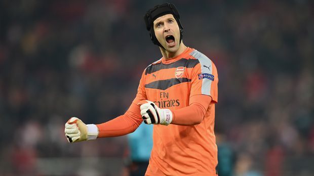 
                <strong>Petr Cech</strong><br>
                Petr Cech: Der Torhüter vom FC Arsenal hält zum Ende des Jahres 2015 zum 170. Mal in der Premier League seinen Kasten komplett sauber und überholt mit dieser Leistung den bisherigen Rekordhalter David James. Nur 352 Spiele benötigt Cech, um diese Bestmarke aufzustellen. Damit bleibt der ehemalige Chelsea-Keeper in nahezu jedem zweiten Premier-League-Spiel ohne Gegentor.
              