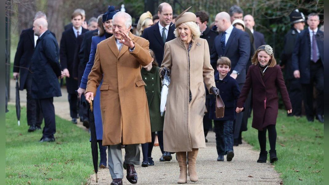 König Charles III. und Königin Camilla, im Hintergrund unter anderem Prinz William (M.) und Prinzessin Kate (l.).&nbsp;