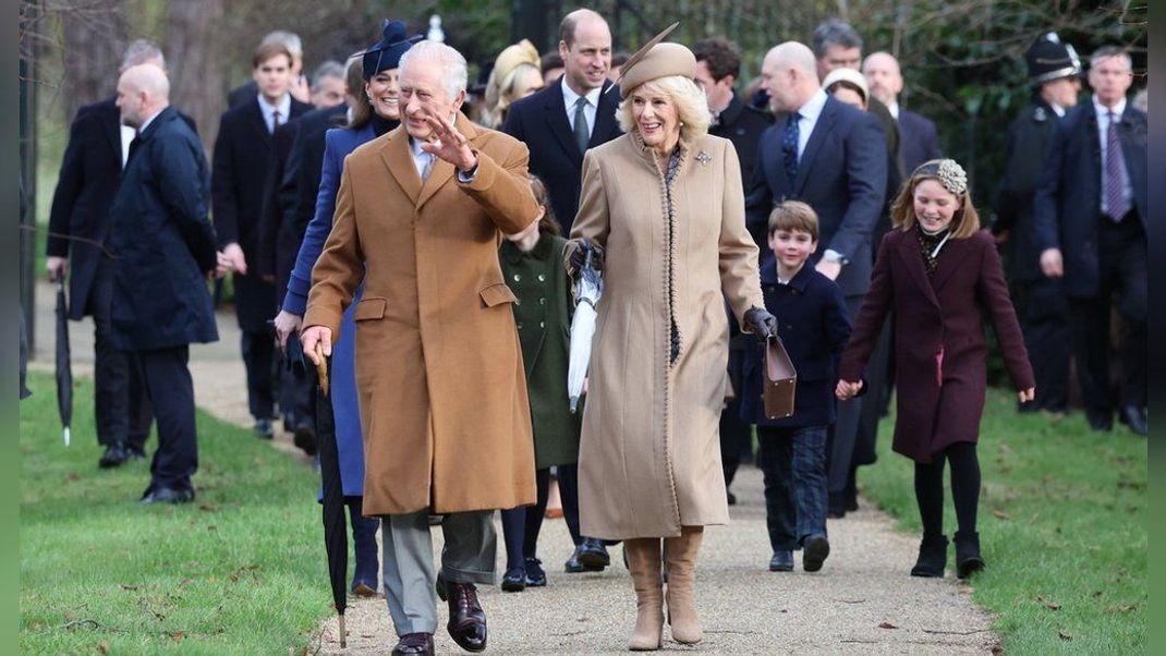 König Charles III. und Königin Camilla, im Hintergrund unter anderem Prinz William (M.) und Prinzessin Kate (l.).&nbsp;