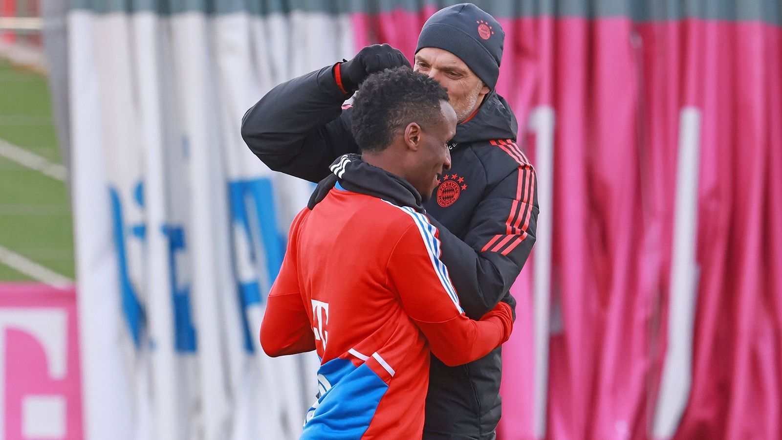 
                <strong>Kopfnuss für Bouna Sarr</strong><br>
                Bouna Sarr erntet im ersten Training unter Tuchel gleich einmal eine freundschaftliche Kopfnuss. Grund: Der Senegalese hatte seinen Trainer abgeschossen. 
              