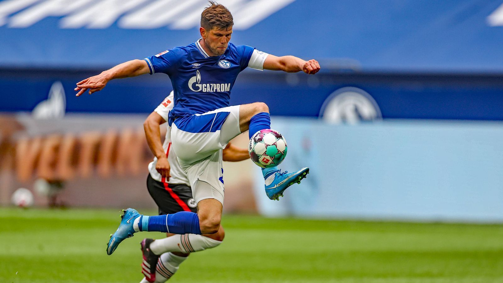 
                <strong>Klaas-Jan Huntelaar (zuletzt FC Schalke 04)</strong><br>
                Quasi als Nachfolger von Ibisevic holte Schalke im Januar 2021 den davor langjährigen Torjäger Klaas-Jan Huntelaar von Ajax Amsterdam zurück nach Gelsenkirchen. Der Niederländer sollte S04 quasi in einer letzten Karriere-Mission vor dem drohenden Abstieg bewahren. Genau das gelang aber letztlich nicht und so tritt der 38-Jährige seine Fußballer-Rente als Absteiger an. Dennoch kann sich die Laufbahn des einstigen Topstürmers absolut sehen lassen, stehen in seiner Vita immerhin prominente Klubs wie Real Madrid, der AC Mailand oder auch Ajax Amsterdam.
              