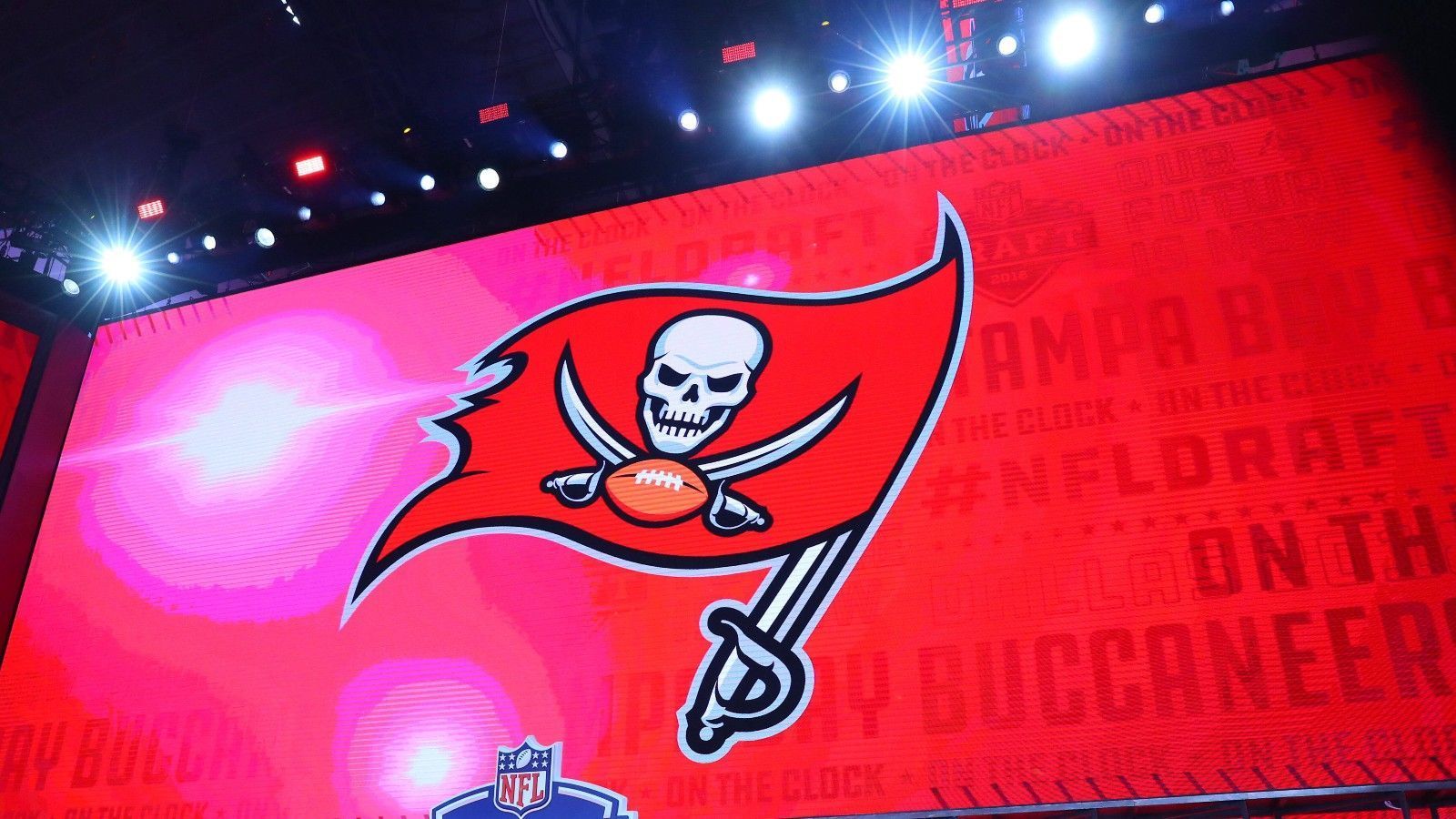 
                <strong>Tampa Bay Buccaneers - Meiste Pleiten am Stück in der modernen NFL</strong><br>
                Aktuell gehören die Tampa Bay Buccaneers zu den besten Teams der NFL, das war jedoch nicht immer der Fall. Von 1976 bis 1977 verlor die Franchise 26 Spiele in Folge. Das ist die längste Pleitenserie seit dem Zusammenschluss von AFL und NFL. Zuvor waren die Chicago Cardinals von 1942 bis 1945 29 Partien am Stück unterlegen.
              