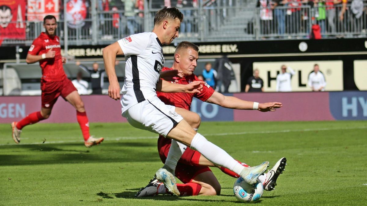 Kampf um den Ball: Lauterns Kaloc (hinten) gegen Petkov