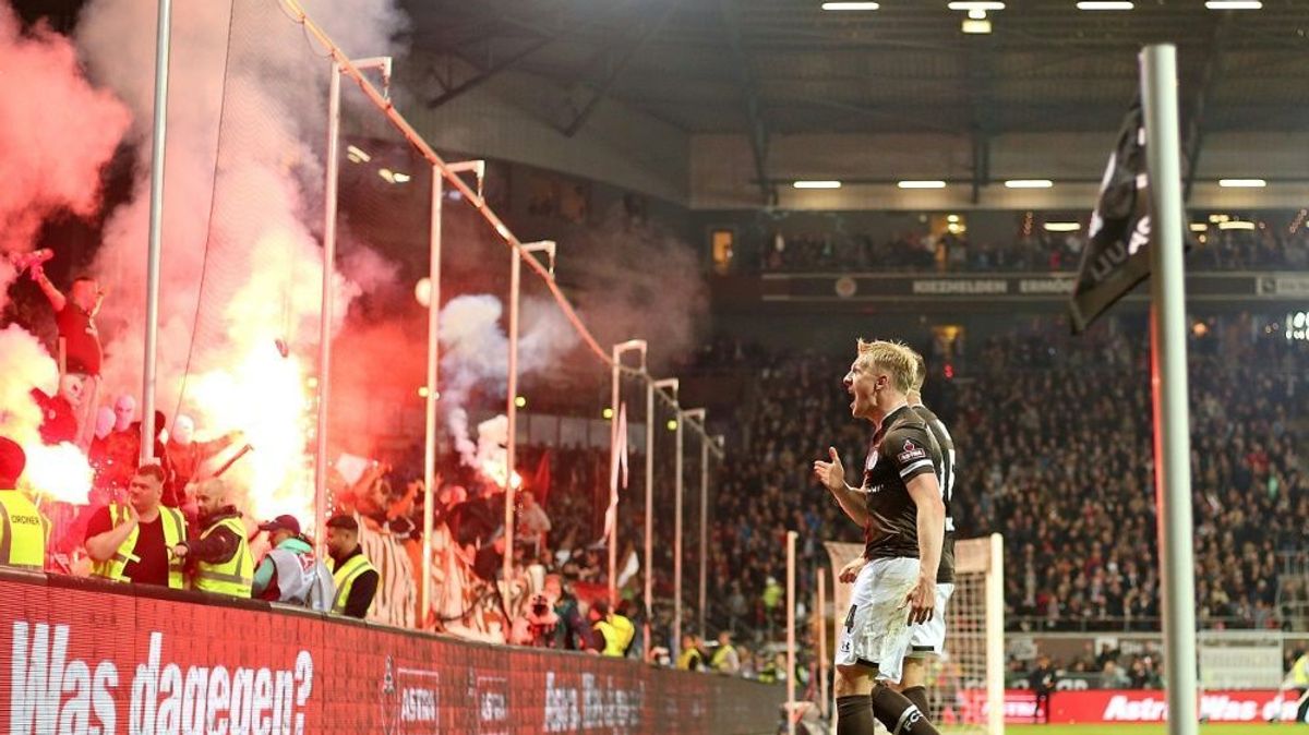 Wegen Pyro: St. Pauli und der HSV bekommen Geldstrafen