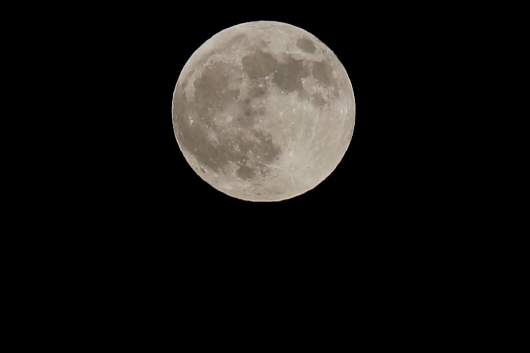 Riesige "Leuchttürme“ auf dem Mond könnten künftigen Astronauten den Weg ebnen und Licht, Strom und Kommunikation zur Verfügung stellen.