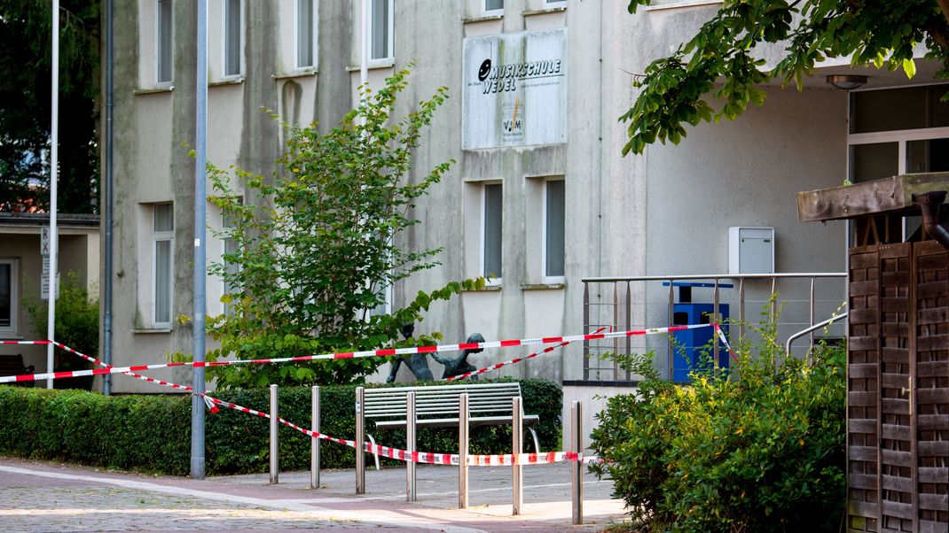 Auf dem Gelände einer Volkshochschule in Wedel bei Hamburg wurde am Freitag (19. Juli) eine Lehrkraft niedergestochen.&nbsp;