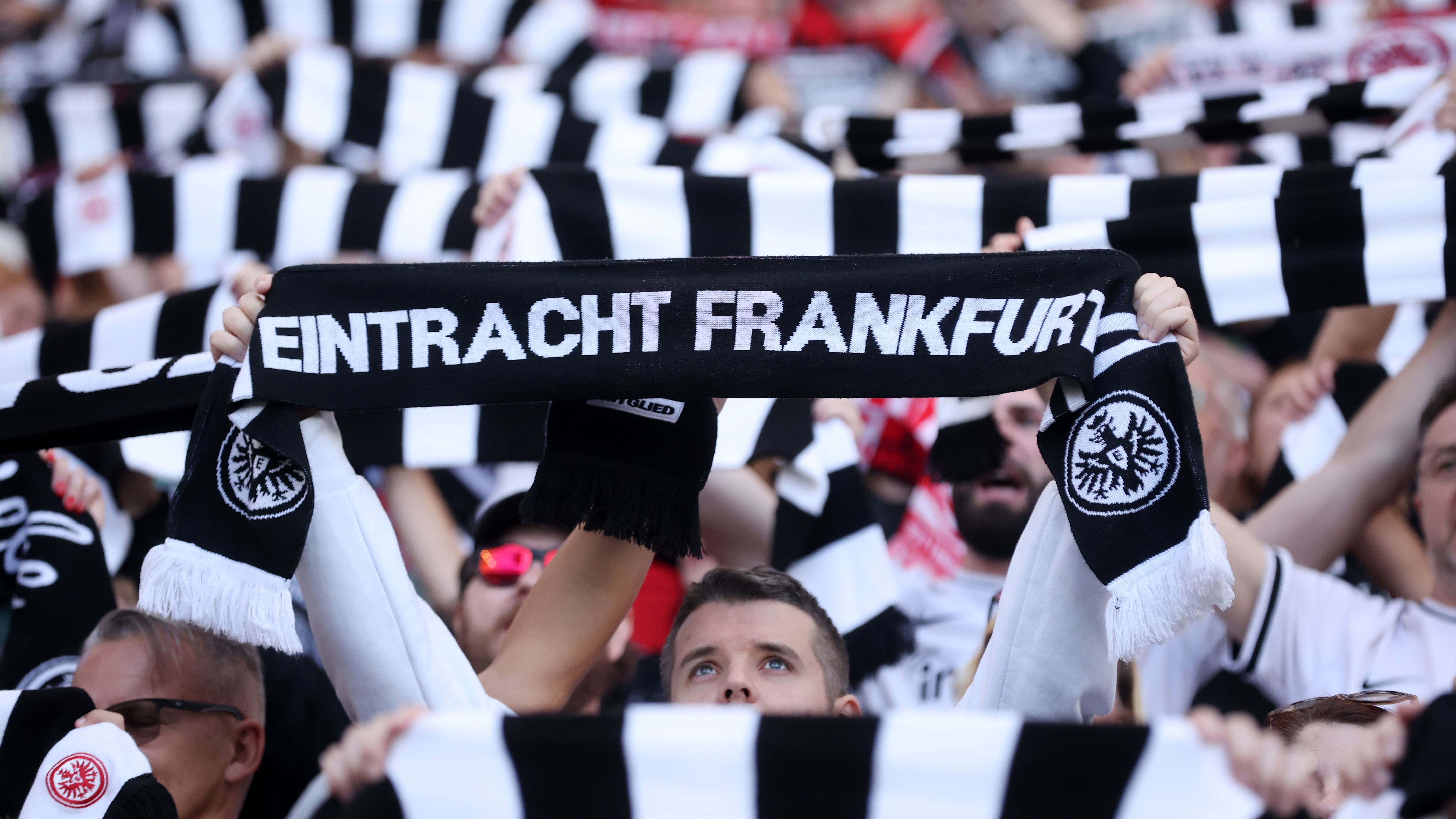 <strong>Eintracht Frankfurt</strong><br>"In Frankfurt am Main, in Schwarz-Weiß-Rot, für Eintracht kämpfen wir, das ist unser Gebot. Eintracht Frankfurt, die Adler stolz und frei, seit 1899 fliegen wir hoch, gemeinsam sind wir dabei. Im Waldstadion, dort wo wir gewinn'n, mit Leidenschaft und Herz, sind wir hier, das ist unser Sinn."