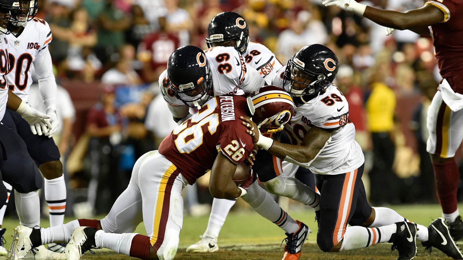 
                <strong>Defense: Chicago Bears </strong><br>
                Die starke Defense der Bears ebnete den Weg zum ersten Erfolg bei den Washington Redskins seit 16 Jahren. Die Bears erzwangen drei Interceptions und schafften vier Sacks. Bears-Strong Safety Ha Ha Clinton-Dix nutzte die erste Interception zum Touchdown. Gesamtpunktzahl: 23
              