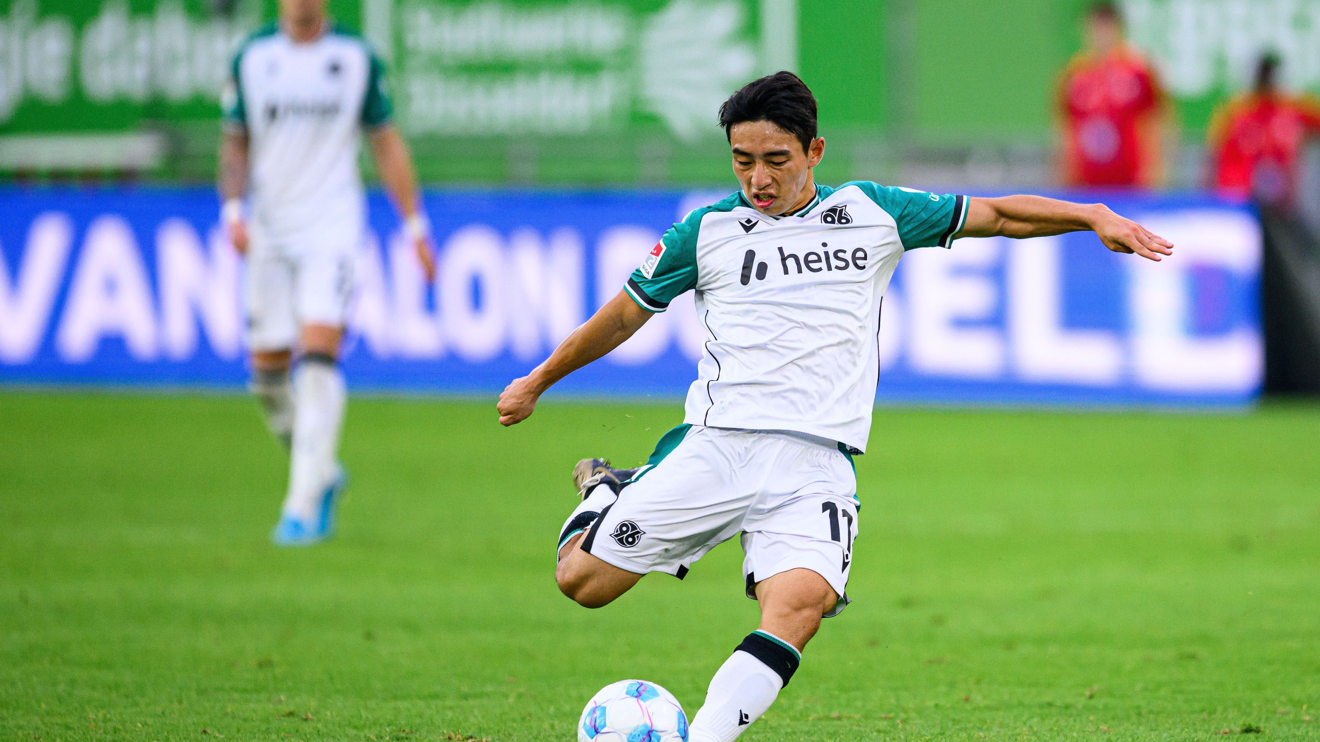 <strong>Hyun-ju Lee (Hannover 96)</strong><br>In der 2. Bundesliga konnte der Südkoreaner in 24 Spielen viele Einsatzminuten sammeln. Dabei steuerte er drei Tore und zwei Vorlagen bei. Er kehrt im Sommer zur Zweiten Mannschaft des FC Bayern erstmal zurück. Es sei denn die Hannoveraner ziehen im Juni noch die vereinbarte Kaufoption. Beim FCB steht er noch bis 2027 unter Vertrag.