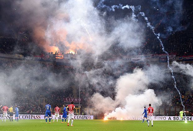 
                <strong>Italien gegen Kroatien - Ausschreitungen beim Länderspiel</strong><br>
                Mit einer Strafe dürfen dennoch beide Verbände rechnen: Italien für die laschen Einlasskontrollen, Kroatien für seine Fan-Chaoten.
              