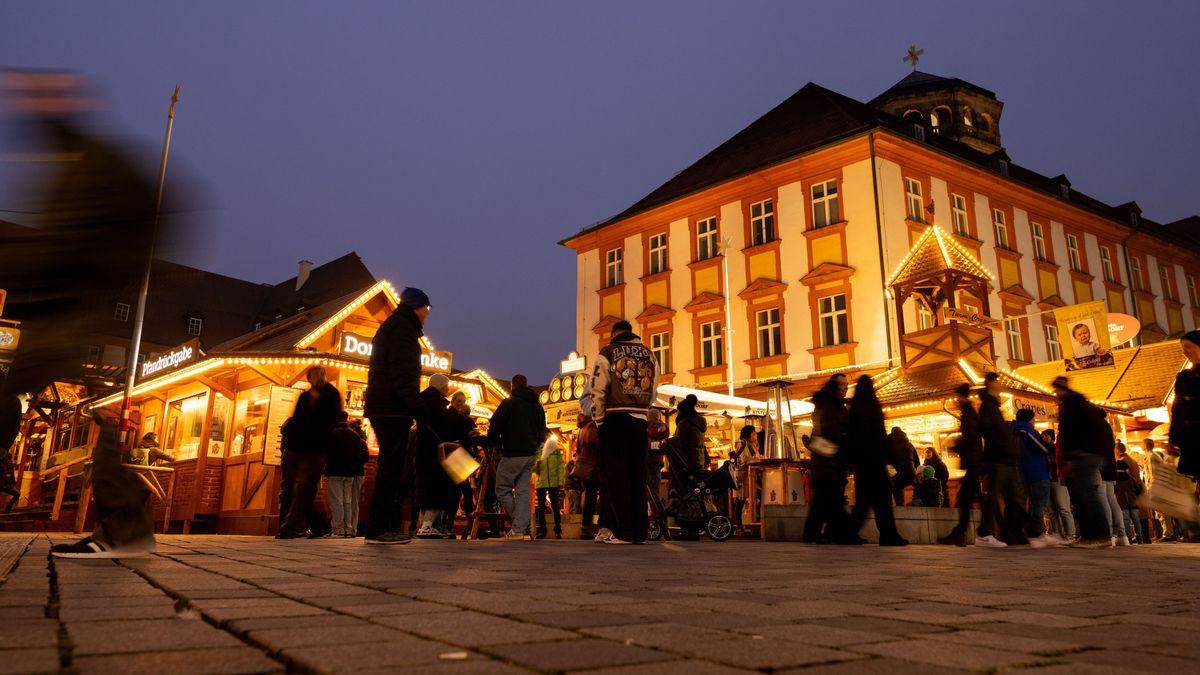Menschen tummeln sich im Bayreuther Winterdorf. 