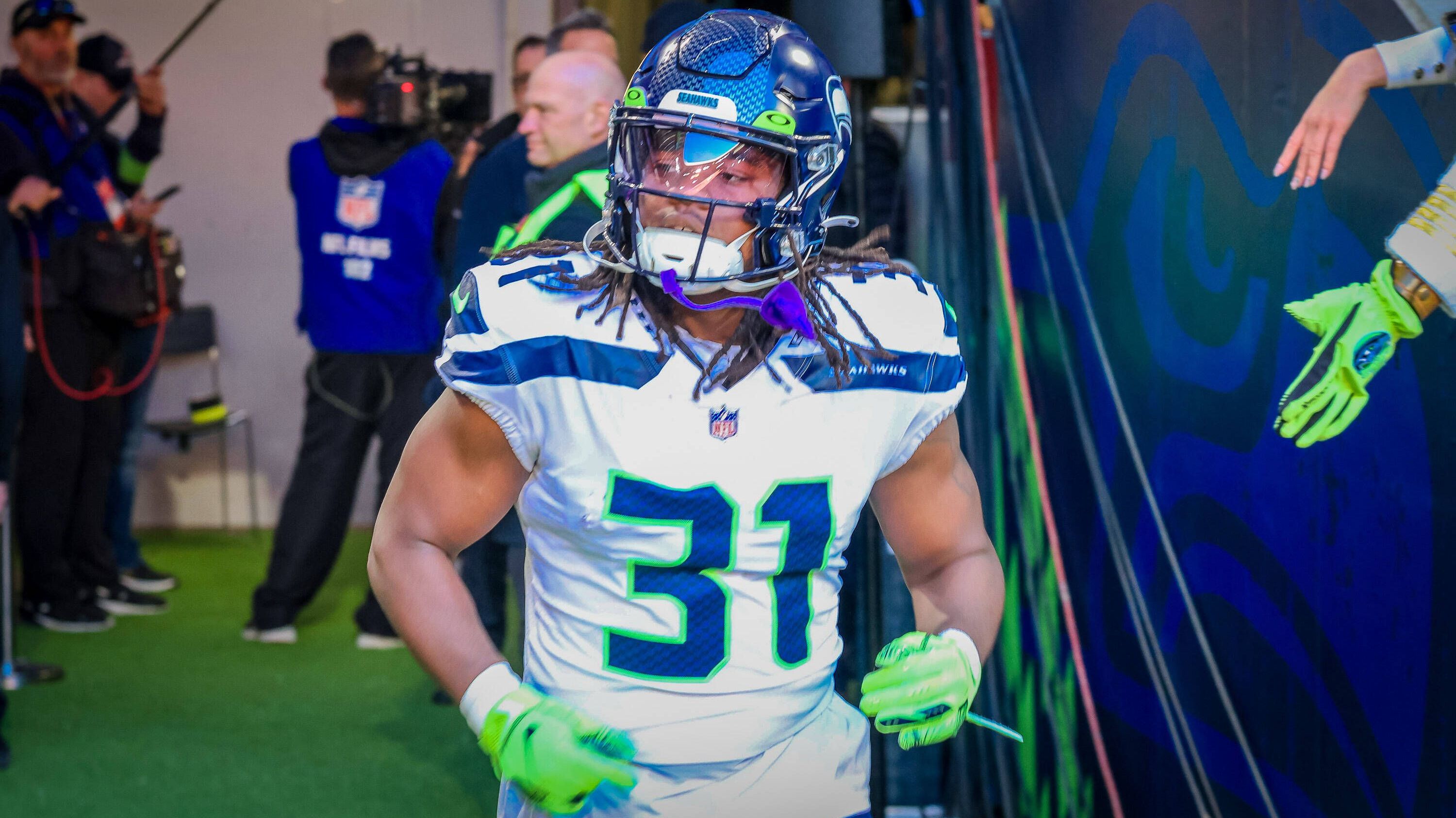 <strong>Dee-Jay Dallas (Arizona Cardinals)</strong><br>Running Back Dee-Jay Dallas wechselte als Free Agent innerhalb der NFC West von den Seattle Seahawks zu den Arizona Cardinals. In Arizona erhält der 25-Jährige 8,25 Millionen Dollar für drei Jahre.