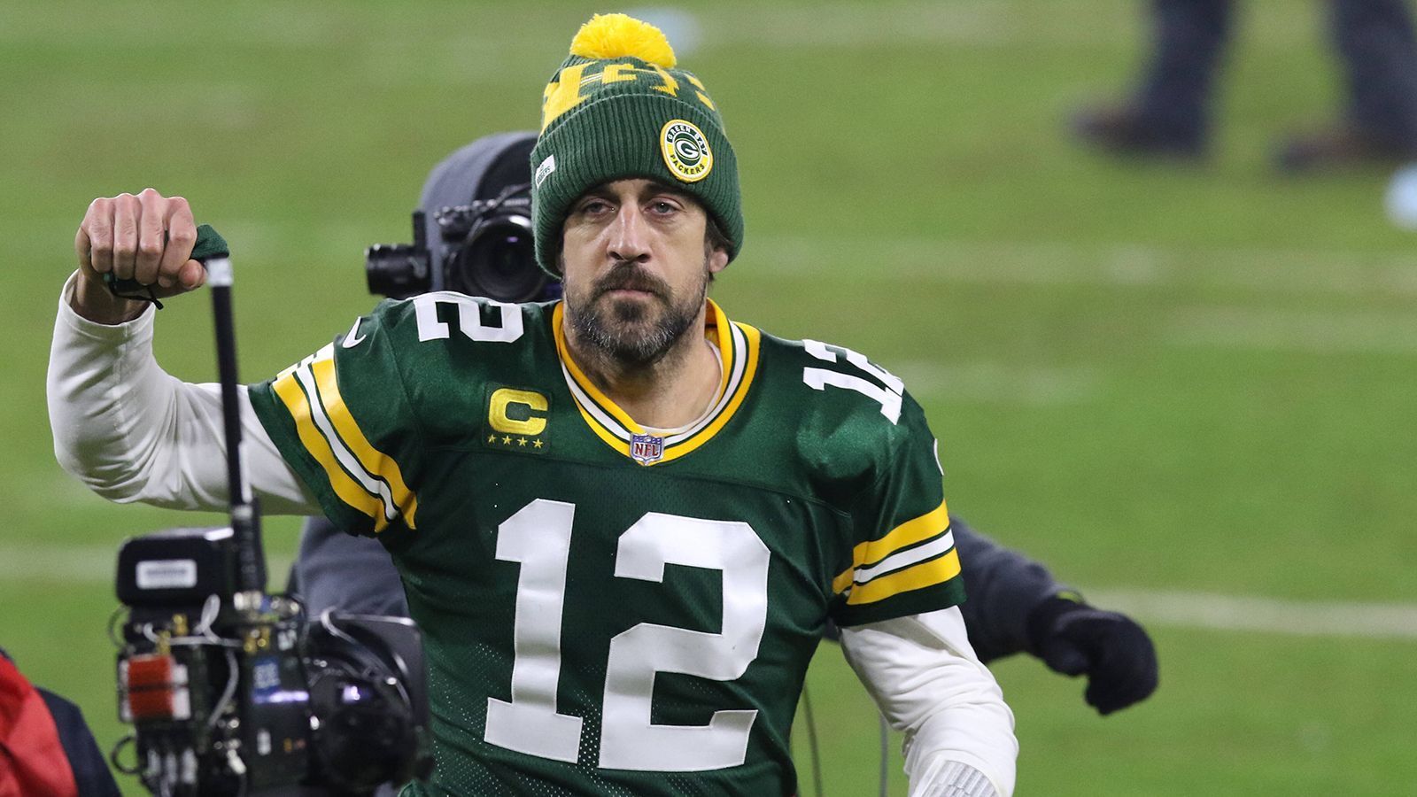 
                <strong>Platz 1: Aaron Rodgers (Green Bay Packers)</strong><br>
                Position: Quarterback -Cap Hit: 37,202 Millionen Dollar -Vertragsjahr: 4 von 6 -Base Salary: 14,7 Mio. Dollar -Signing Bonus: 11,5 Mio. Dollar -Bonus durch Umstrukturierung: 2,852 Mio. Dollar -Roster Bonus: 6,8 Mio. Dollar -Workout Bonus: 500.000 DollarSonstige Zahlungen: 850.000 Dollar
              