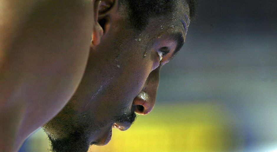 
                <strong>Das ist Amar'e Stoudemire</strong><br>
                ... In den Folgejahren kämpfte der einstige First-Round-Pick immer wieder mit Verletzungen. Vor allem das empfindliche Knie zwang Stoudemire in schöner Regelmäßigkeiten zu Pausen von 30 Spielen und mehr. Stars wie Carmelo Anthony liefen ihm den Rang ab.
              