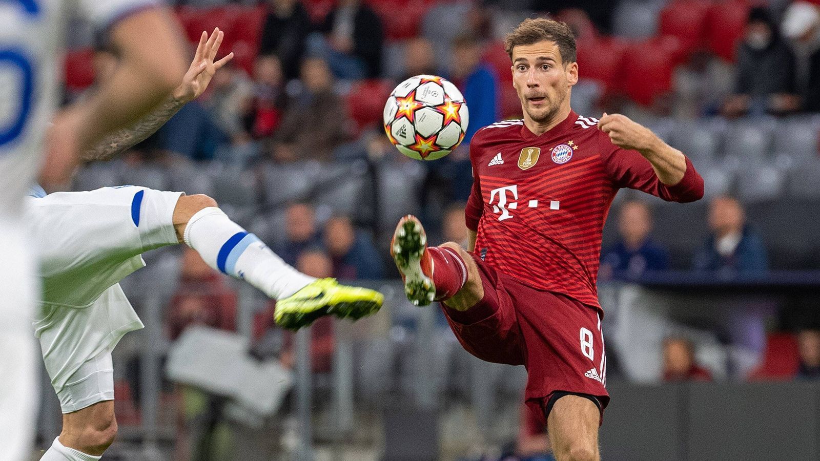 
                <strong>Leon Goretzka</strong><br>
                Füllt seine Rolle als Taktgeber des Bayern-Spiels diesmal nicht souverän aus wie sonst. Seine diagonalen Bälle kommen zu oft nicht beim Mitspieler an. In der zweiten Hälfte aktiver und mit klugen Pässen in die Tiefe. Darf sich nach 80 Minuten auch seinen Applaus abholen und wird ausgewechselt. ran-Note: 3
              