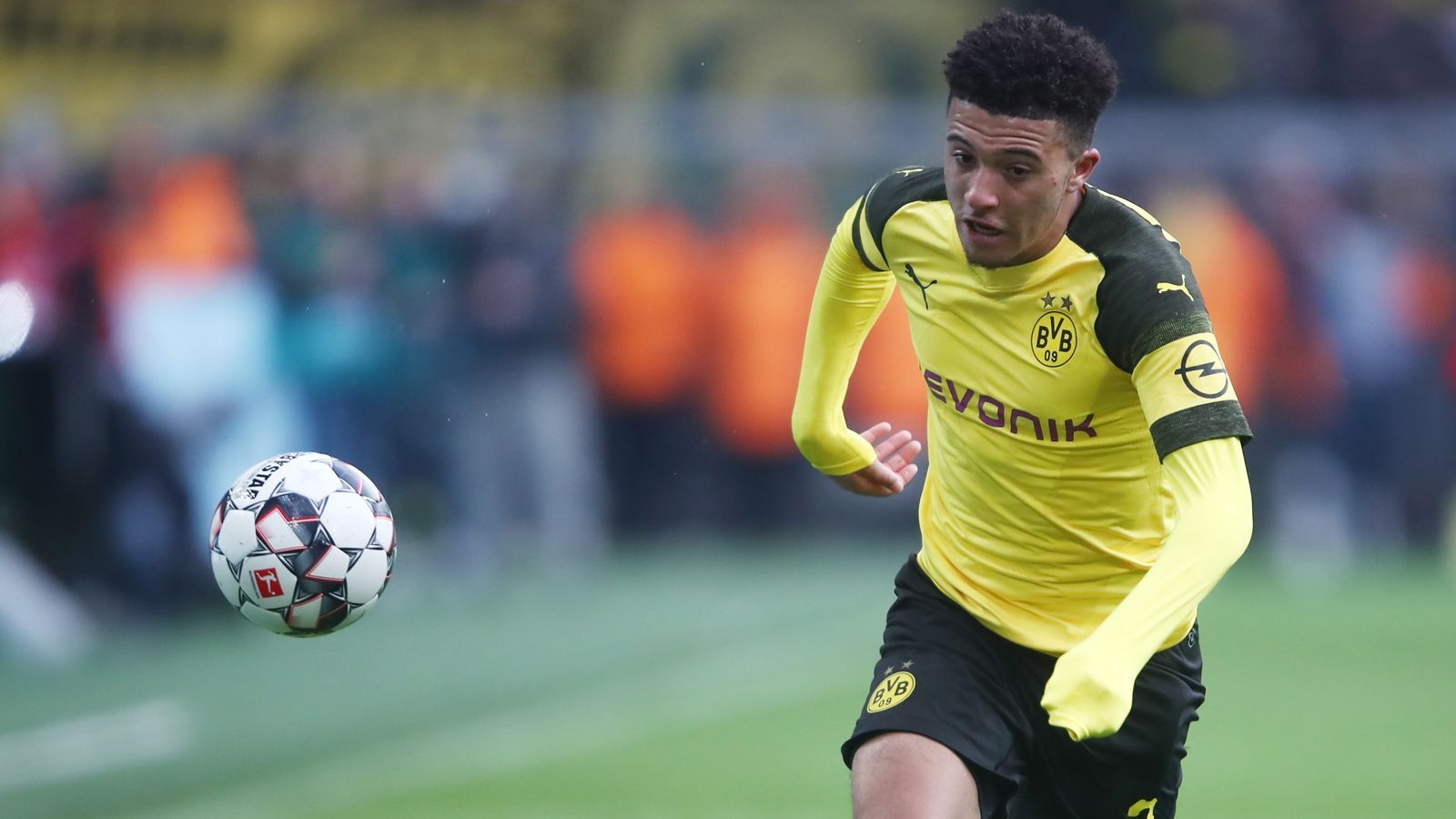 
                <strong>Mittelfeld: Jadon Sancho (Borussia Dortmund)</strong><br>
                Jadon Sancho ist vielleicht DER Spieler der gesamten Bundesliga-Saison. Der 19-Jährige glänzt als Vorbereiter und Vollstrecker und ist damit der Topscorer bei Borussia Dortmund. Bei seinem früheren Verein Manchester City muss sich Trainer Pep Guardiola einiges anhören, warum er den Shootingstar auf der rechten Außenbahn vor zwei Jahren für lächerliche acht Millionen ziehen ließ. Mittlerweile klopft längst Real Madrid bei Sancho an. Sein Marktwert liegt laut "transfermarkt.de" bei 80 Millionen Euro.
              