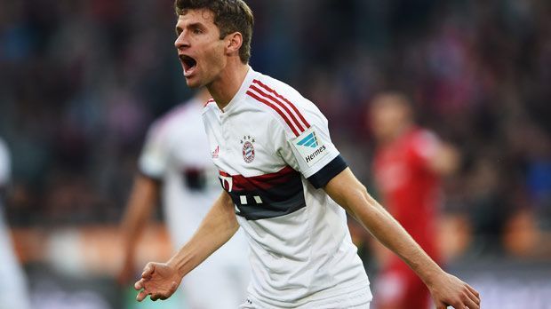 
                <strong>Spieler der Hinrunde: Thomas Müller</strong><br>
                Spieler der Hinrunde: Thomas Müller. Der Münchner unterstrich in der Hinrunde seinen enormen Wert für den FC Bayern - als vorbildlicher Profi, aber auch als Integrationsfigur. Nach dem Abgang von Bastian Schweinsteiger ist Müller mit seiner bodenständigen Art längst zum Publikumsliebling aufgestiegen. 14 Tore erzielte der Weltmeister bis jetzt und hat damit seine bisherige Saison-Bestmarke egalisiert. Der Vertrag des Mittelfeldspielers beim FC Bayern wurde bis 2021 verlängert - vermutlich verbunden mit einer kräftigen Gehaltsaufstockung. 
              