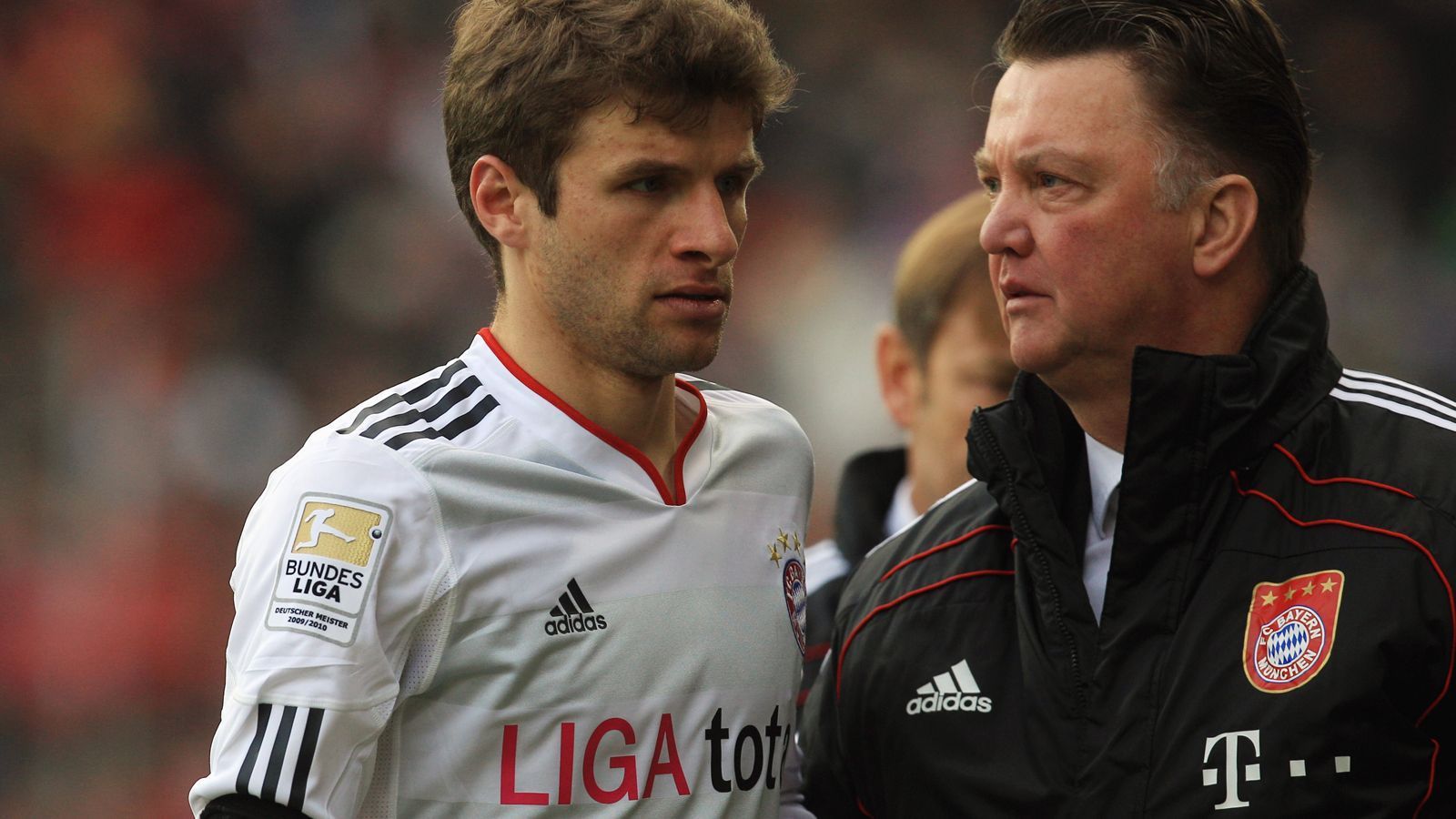 
                <strong>Thomas Müller (FC Bayern München)</strong><br>
                Sein Debüt feiert Müller unter Jürgen Klinsmann beim FC Bayern, den endgültigen Durchbruch schafft er jedoch unter Louis van Gaal. Als van Gaal 2009 zum FC Bayern kommt, zieht er die Nachwuchskräfte Thomas Müller und Holger Badstuber noch oben zu den Profis. Ein Jahr später fährt das Duo als Stammspieler in Klub und Nationalmannschaft zur WM.
              