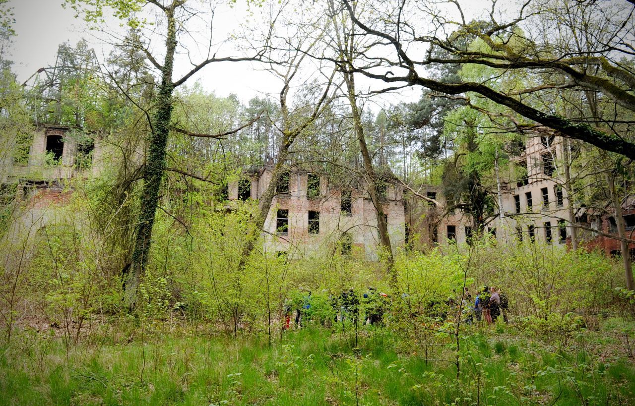 Das Gelände ist riesig. Es erstreckt sich über 200 Hektar Wald und besteht aus einem Ensemble von 60 denkmalgeschützten Gebäuden. Es gibt sogar einen eigenen Bahnhof.