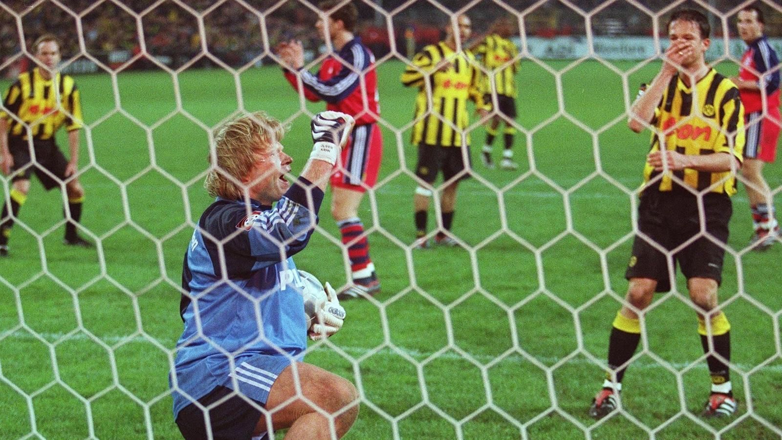 
                <strong>Bundesliga 2000/01</strong><br>
                Wieder ein Abendspiel unter der Woche. Besonders hitzige Atmosphäre. Nach Platzverweisen gegen Bixente Lizarazu und Stefan Effenberg und somit neun (!) Münchnern gegen den BVB tritt Tomas Rosicky zum Freistoß an. Und trifft ganz genau. Zu genau. Genau den Pfosten. Der Ball kullert die Linie entlang und in die Hände von Olli Kahn. Es bleibt beim 1:1.
              