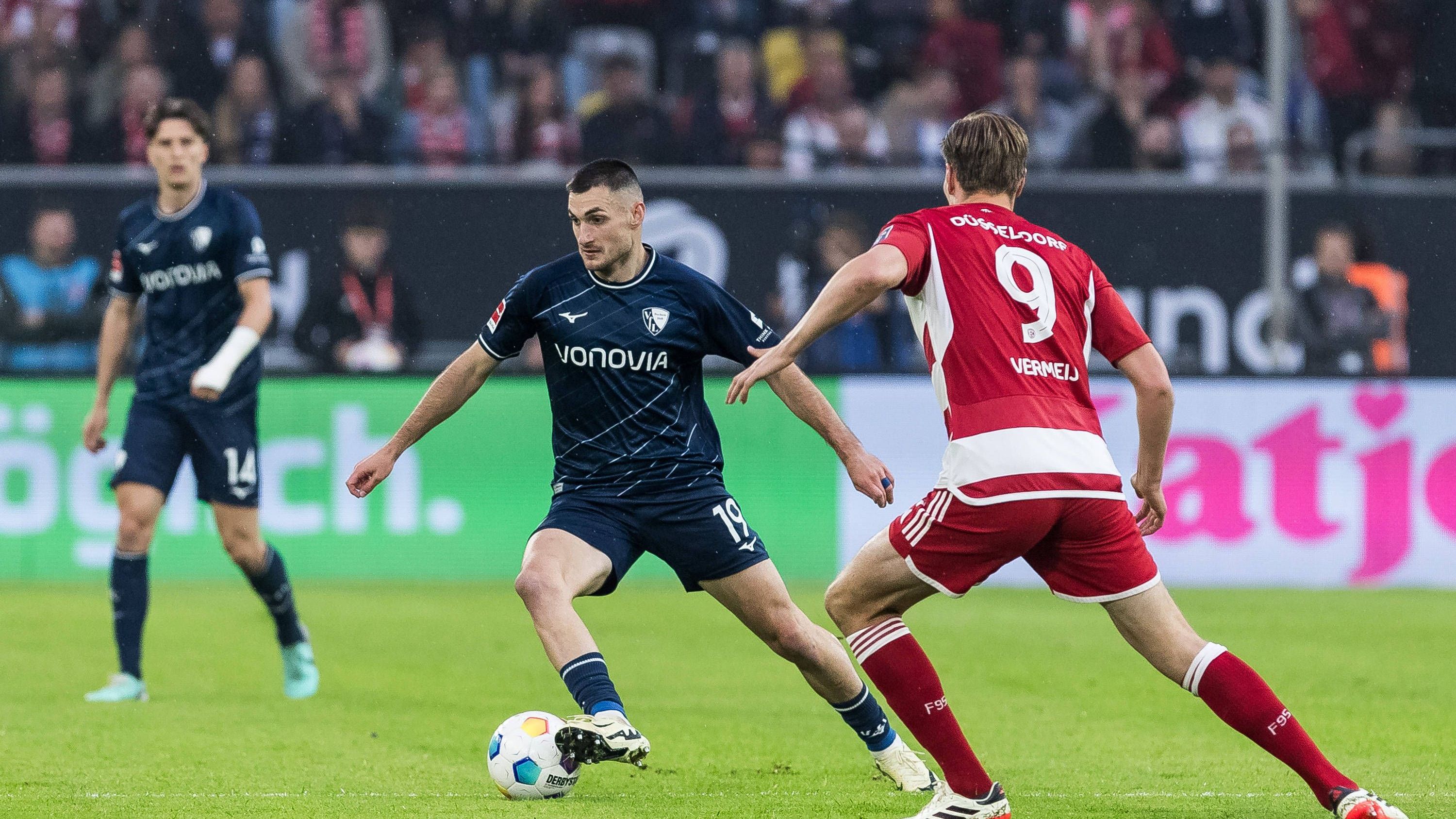 <strong>Matus Bero (VfL Bochum)</strong><br>Starke Partie des Mittelfeldspielers. Räumt bei den zahlreichen Konteransätzen der Fortuna gut auf und hält der Offensive damit meist den Rücken gut frei. Im Angriffsspiel macht er nur das Nötigste, geht dabei kein großes Risiko. <strong><em>ran</em></strong><strong>-Note: 2</strong>