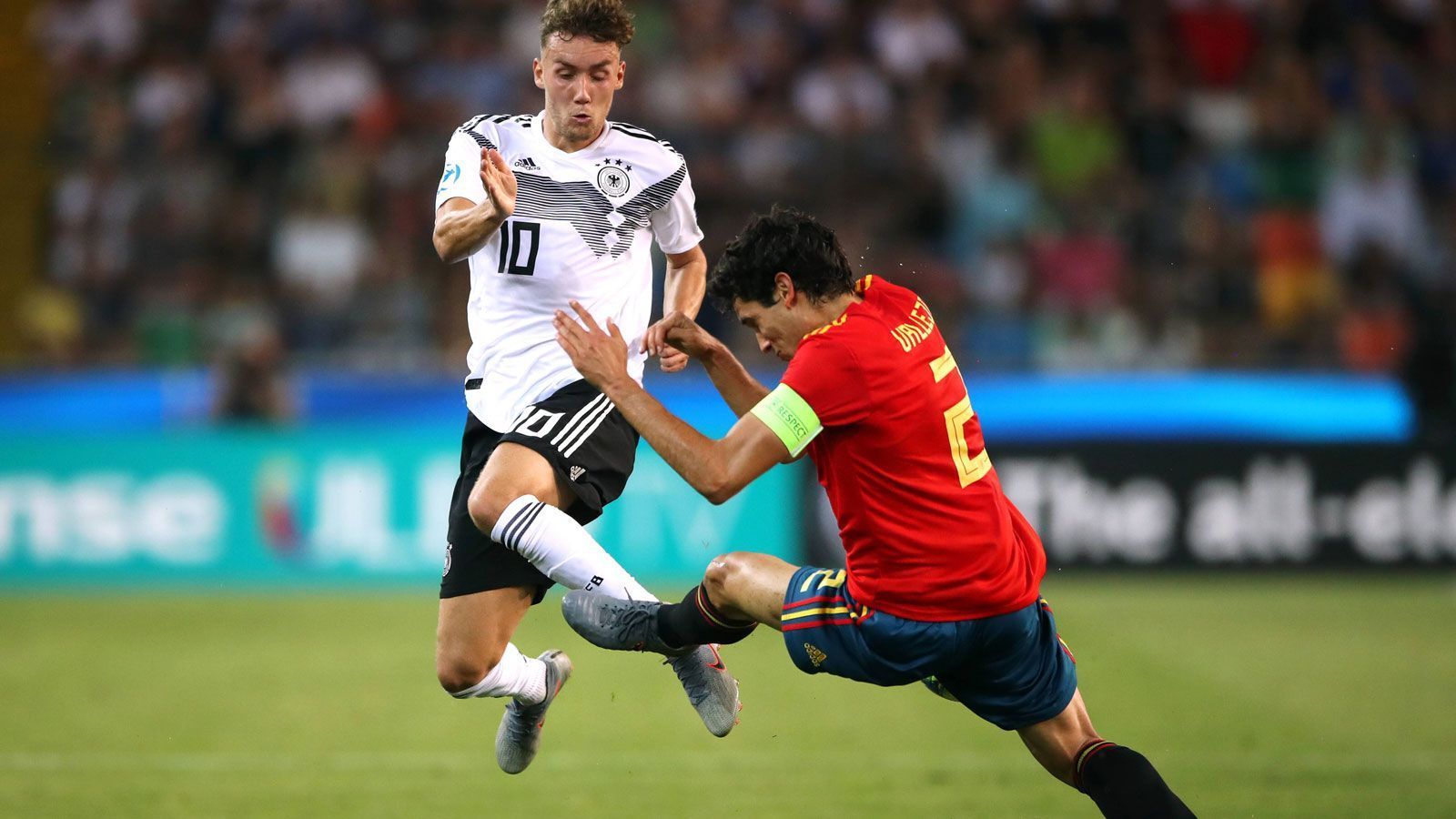 
                <strong>Jesus Vallejo</strong><br>
                Die erste halbe Stunde sehr souverän in der Innenverteidigung. Dann hat er großes Glück, dass er nach einem brutalen Foul auf Kniehöhe gegen Waldschmidt nur die Gelbe Karte sieht. Großes Pech hat er wiederum, als er Amiris Fernschuss kurz vor Schluss per Kopf unhaltbar abfälscht. Dennoch ist der zweikampfstarke Vallejo hinten eine echte Bank und als Kapitän ein starker Rückhalt. ran-Note: 2
              