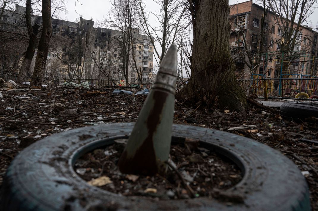 Ein Teil einer Rakete ragt aus dem Boden vor einem Wohnhaus in Wuhledar, das von den russischen Streitkräften schwer bombardiert wurde (Archivbild)