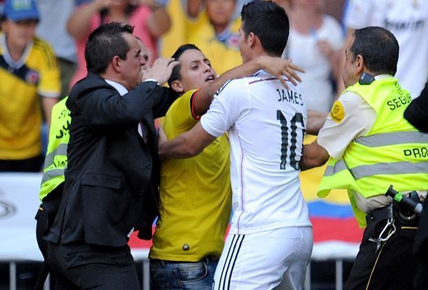 
                <strong>Große Geste </strong><br>
                Der Kolumbianer sammelt viel Sympathien, als er den Fan im Kolumbien-Trikot in den Arm nimmt. 
              
