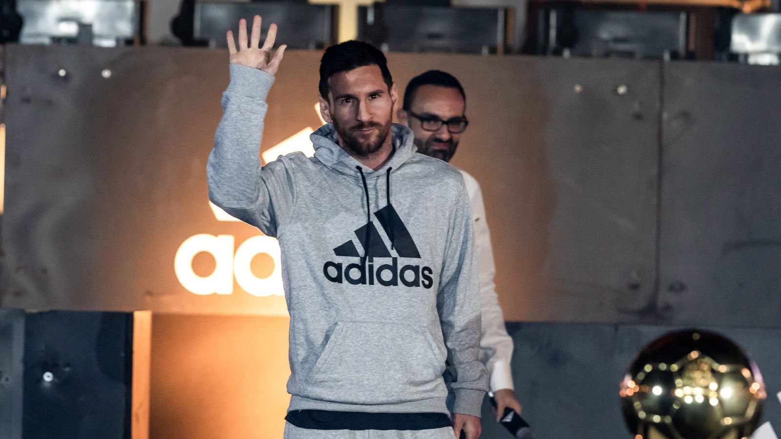 
                <strong>Lionel Messi: Adidas hilft wohl</strong><br>
                Auch "Adidas" soll dazu beigetragen haben, dass Messi zu Inter Miami wechselt. Quellen hätten "The Athletic" bestätigt, dass der Angreifer an jeglicher Erhöhung der Gewinne von "Adidas", die direkt mit seinem Engagement in der MLS zu tun haben, beteiligt werde. Nach seinem Karriereende winken ihm weitere Zahlungen. Allerdings sei dieser Deal eine Sache zwischen dem Sportartikelhersteller und Messi. Die MLS habe damit nichts zu tun. Laut "Sport Bild" wird Messi ab sofort an den Verkäufen von Trikots (Adidas) und Übertragungen (Apple TV) beteiligt und könnte sein Einkommen damit auf rund 250 Millionen Euro pro Jahr steigern.
              