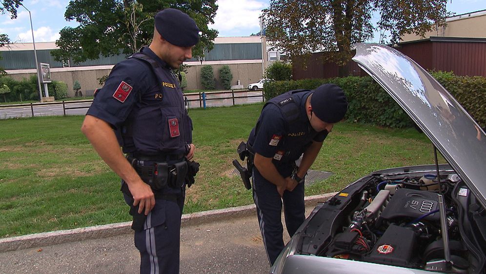 Getunte Fahrzeuge wecken das Interesse der Polizisten. Ob hier jede Änderung legal eingetragen ist?