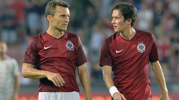 
                <strong>Sparta Prag</strong><br>
                Neuer Trainer, neue Stars - aber kein Erfolg. Sparta Prag um Tomas Rosicky (re.) schied in der 3. Qualifikationsrunde zur Europa League aus. Die Tschechen verloren schon das Hinspiel bei Roter Stern Belgrad mit 0:2 und unterlagen anschließend auch zuhause mit 0:1. Am verdienten Ausscheiden konnten auch prominente Neuzugänge wie Marc Janko, der ohnehin nur Joker war, oder Rio Mavuba nichts ändern. So muss das Team von Neu-Coach Andrea Stramaccioni (früher Trainer von Inter Mailand) nun mindestens ein Jahr warten, bis Sparta wieder international ran darf.
              