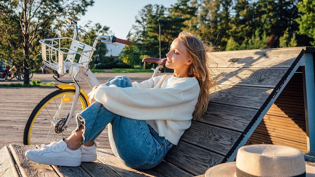 Blond gehört allgemein zu den Trend-Haarfarben für den Sommer 2022 – doch welche Farbnuancen unterstreichen euren Typ: Erdbeerblond, Vanilleblond und Co. – hier findet ihr die Trends!