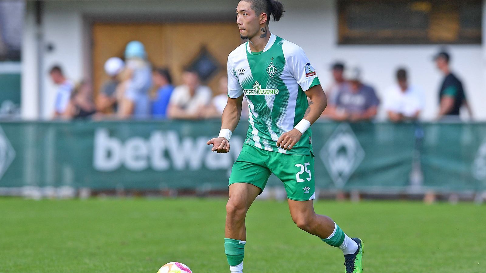 
                <strong>Platz 12: SV Werder Bremen</strong><br>
                Das neue Heimtrikot des Aufsteigers sorgt in der Redaktion für Diskussionen. Die Hälfte findet es sehr gut und die andere Hälfte völlig misslungen. Der Kompromiss ist das, wo Werder gerne am Ende der Saison auch in der Realität stehen würde - gesichertes Mittelfeld.
              