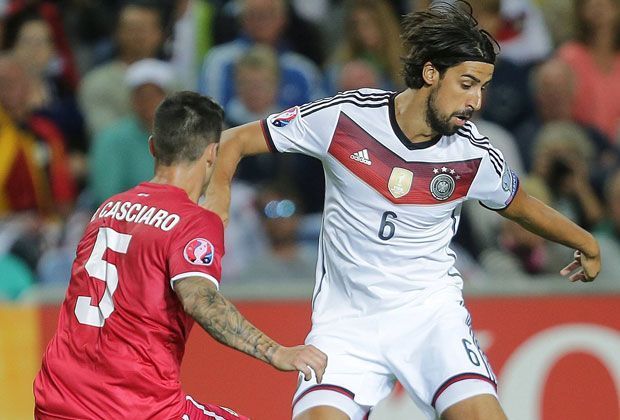 
                <strong>Sami Khedira</strong><br>
                Der Mittelfeldmann löst Gündogan in der 67. Minute ab und fügt sich nahtlos in die dann funktionierende Mannschaft ein. ran-Note: 3
              