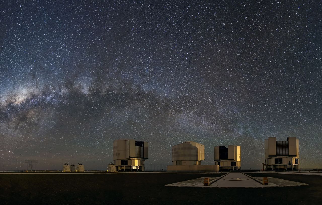 Die Milchstraße scheint spektakulär über den 4 Spiegeln des zusammengeschalteten Very Large Telescope in Chile. Kein Zufall: Die Luft hier gilt als besonders klar.